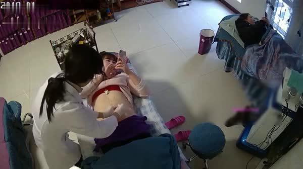 黑客破解网络摄像头偷窥最近很火的权建火疗馆两个来做火疗的少妇